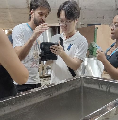 Tin tức công ty mới nhất về Chuyến thăm thành công của khách hàng Tây Ban Nha: Sự quan tâm mạnh mẽ đến máy vận chuyển xoắn ốc